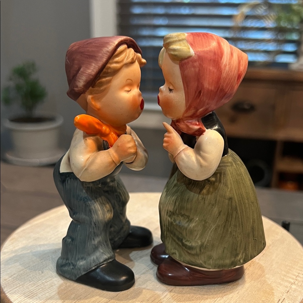Napcoware Japan Charming Kissing Couple Figurines C8502 Circa 1950’s